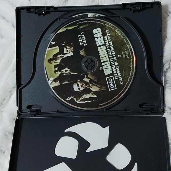 The Walking Dead Season  1 - Picture 3 of 4